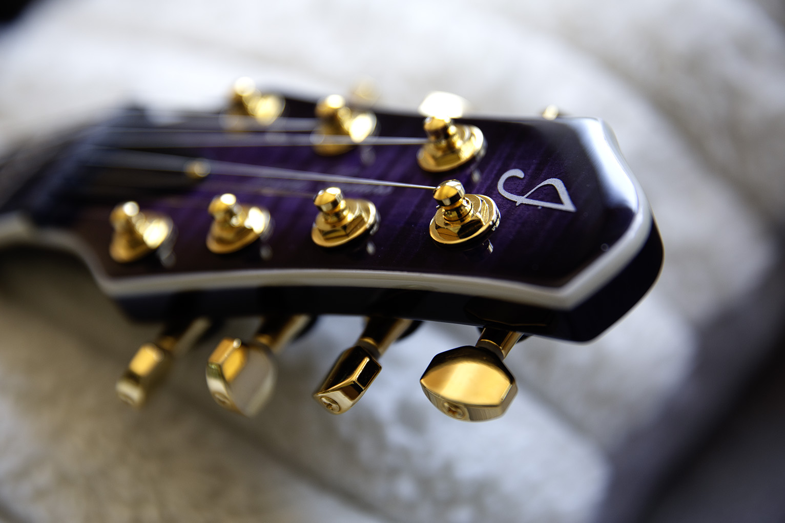 Elite 7 Fluence Gold — headstock detail